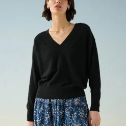 White + Warren Summer Staples Essential Cashmere V Neck