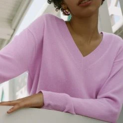 White + Warren Summer Staples Essential Cashmere V Neck