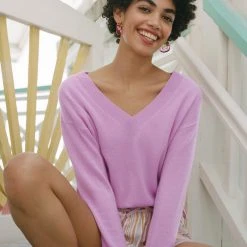 White + Warren Summer Staples Essential Cashmere V Neck