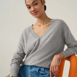 White + Warren Essential Cashmere V Neck Best-Sellers